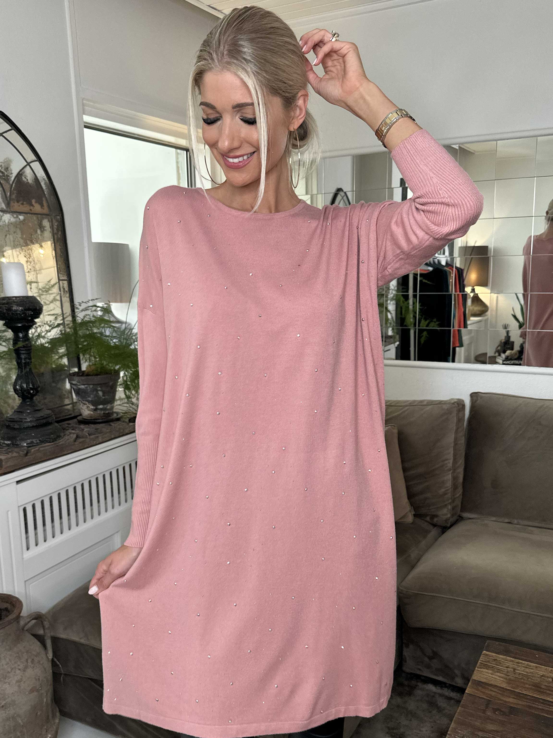 Elisa - Blød strikkjole pyntet med små sten